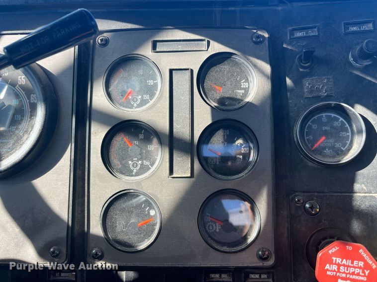 image for item LC9202 1992 International  9400 semi truck