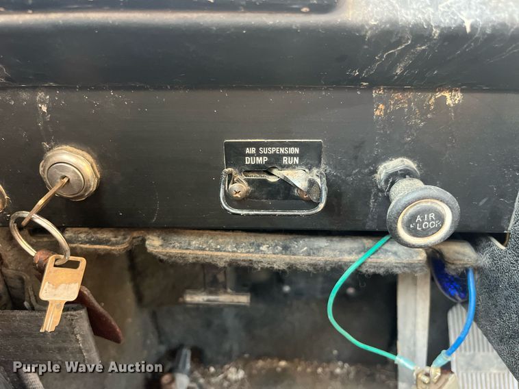 image for item LC9202 1992 International  9400 semi truck