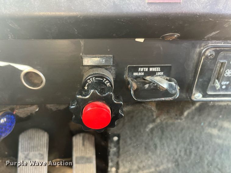 image for item LC9202 1992 International  9400 semi truck