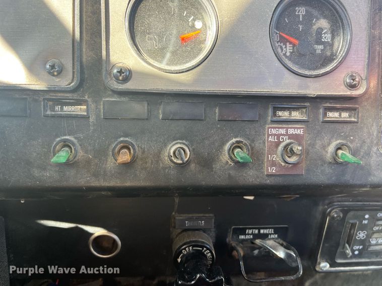 image for item LC9202 1992 International  9400 semi truck