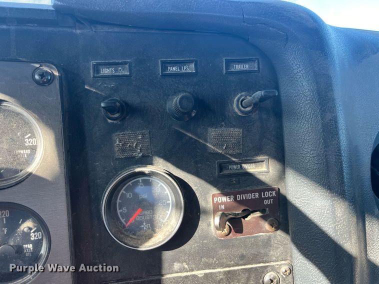 image for item LC9202 1992 International  9400 semi truck