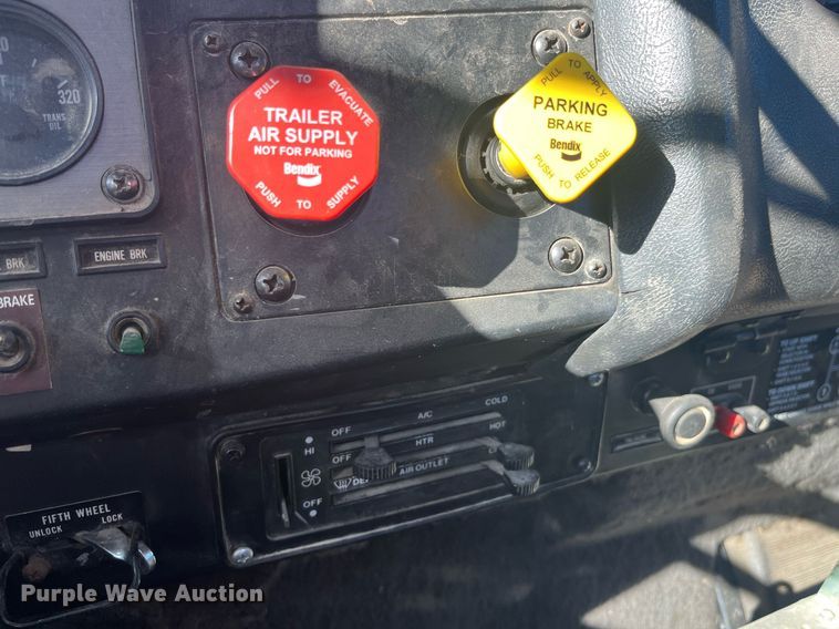 image for item LC9202 1992 International  9400 semi truck