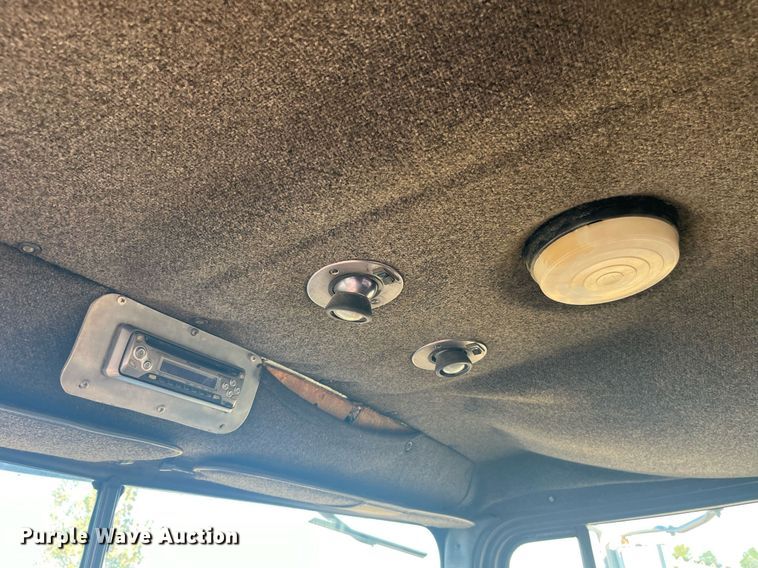 image for item LC9202 1992 International  9400 semi truck