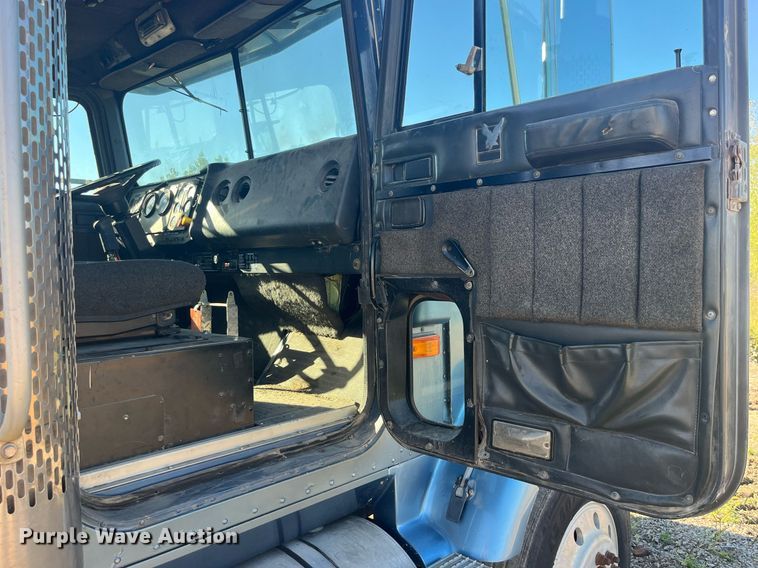 image for item LC9202 1992 International  9400 semi truck