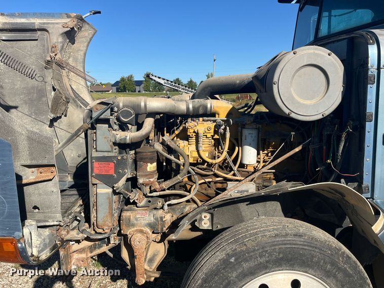 image for item LC9202 1992 International  9400 semi truck