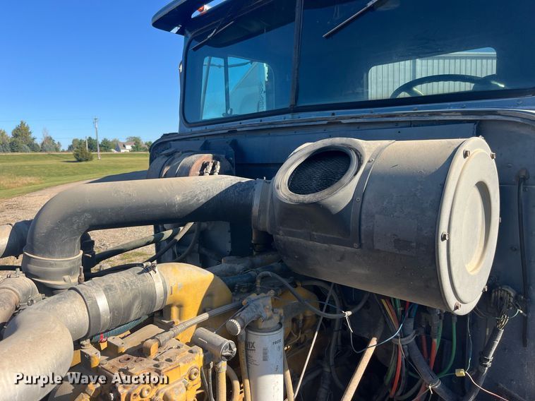 image for item LC9202 1992 International  9400 semi truck