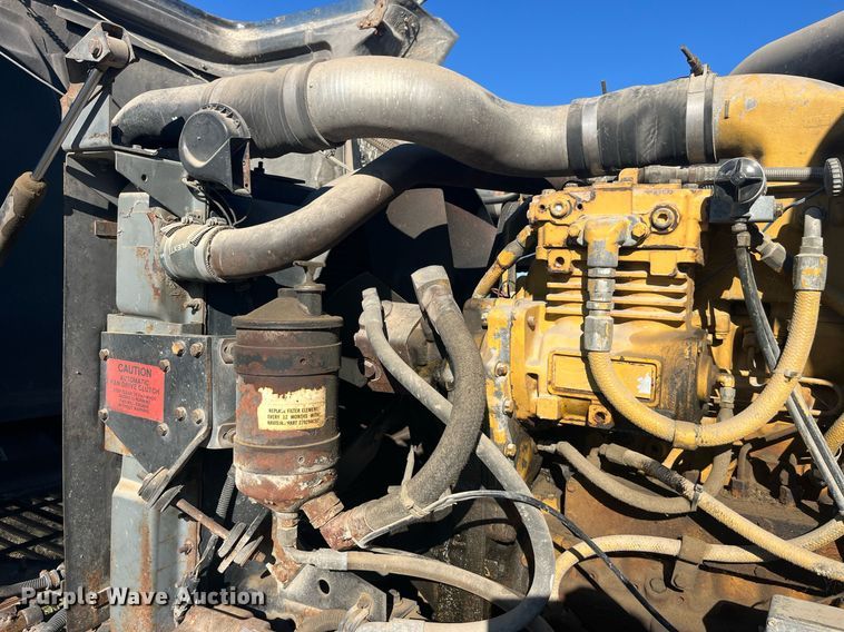 image for item LC9202 1992 International  9400 semi truck