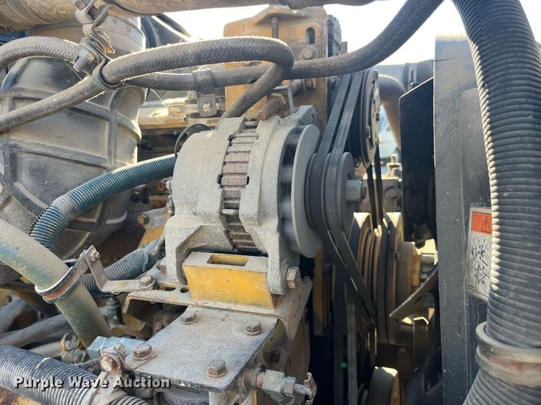 image for item LC9202 1992 International  9400 semi truck