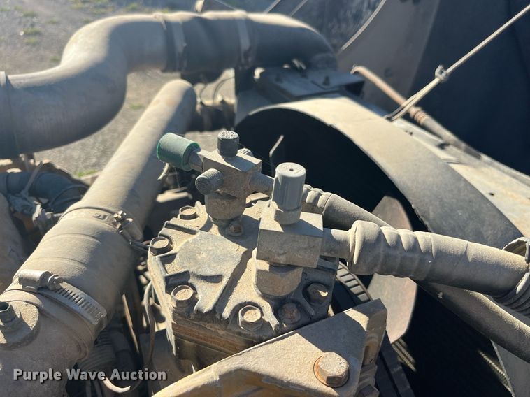 image for item LC9202 1992 International  9400 semi truck