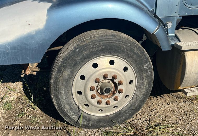 image for item LC9202 1992 International  9400 semi truck