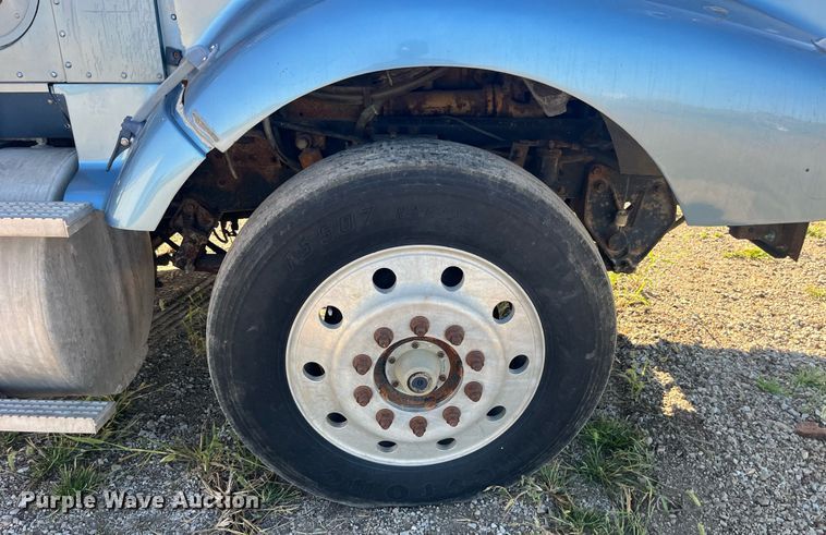 image for item LC9202 1992 International  9400 semi truck