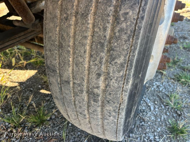 image for item LC9202 1992 International  9400 semi truck