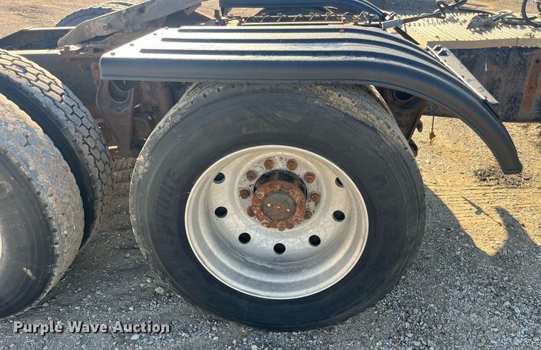 image for item LC9202 1992 International  9400 semi truck