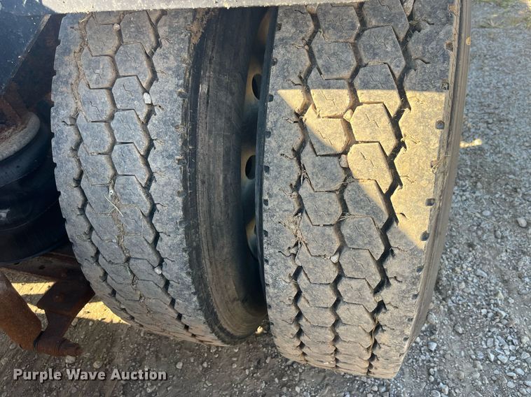 image for item LC9202 1992 International  9400 semi truck