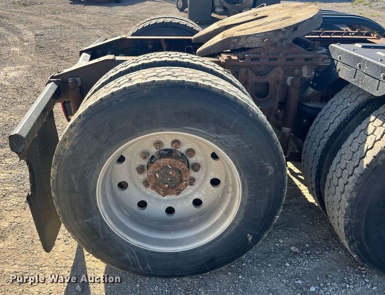 image for item LC9202 1992 International  9400 semi truck