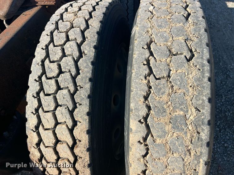 image for item LC9202 1992 International  9400 semi truck