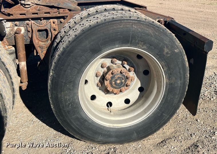 image for item LC9202 1992 International  9400 semi truck