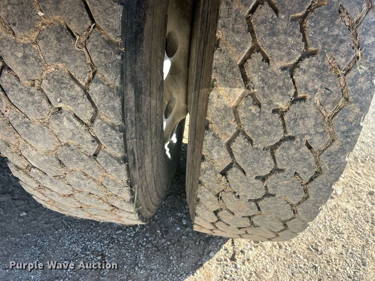 image for item LC9202 1992 International  9400 semi truck