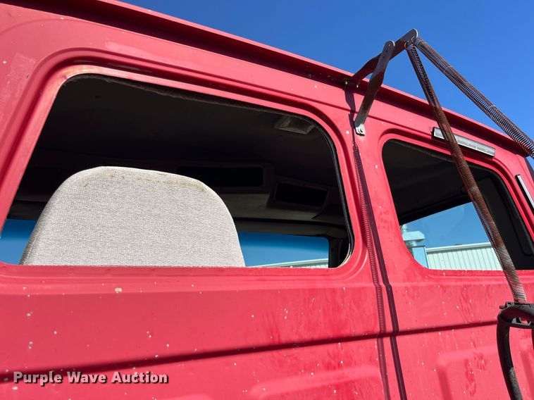 image for item LC9204 2005 Sterling AT9500 semi truck