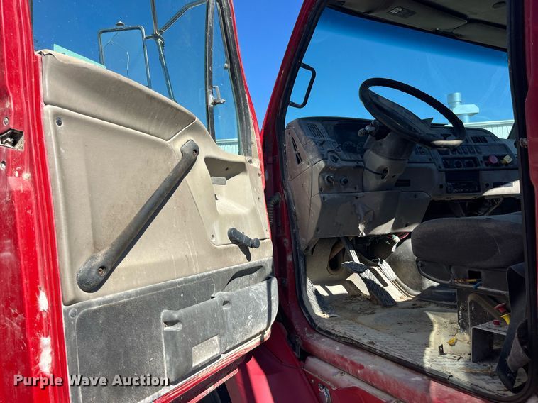 image for item LC9204 2005 Sterling AT9500 semi truck