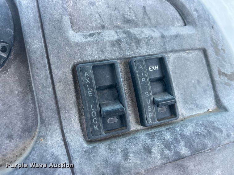 image for item LC9204 2005 Sterling AT9500 semi truck