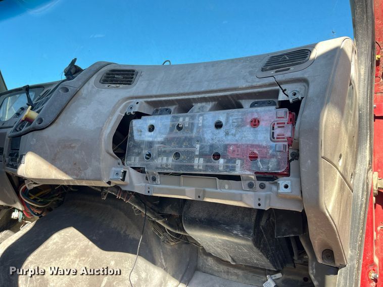 image for item LC9204 2005 Sterling AT9500 semi truck