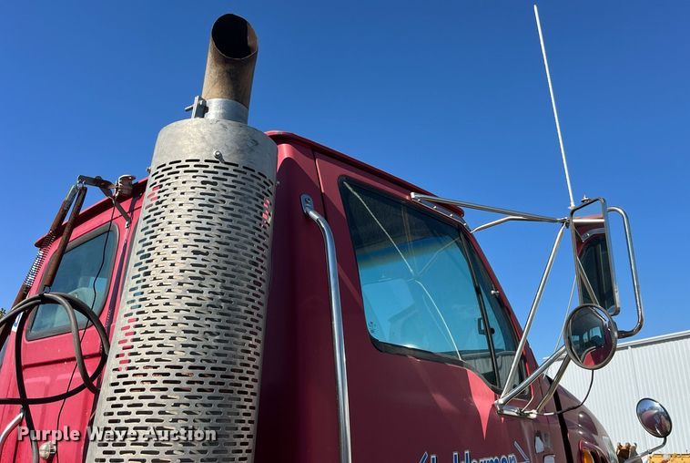 image for item LC9205 2005 Sterling AT9500 semi truck