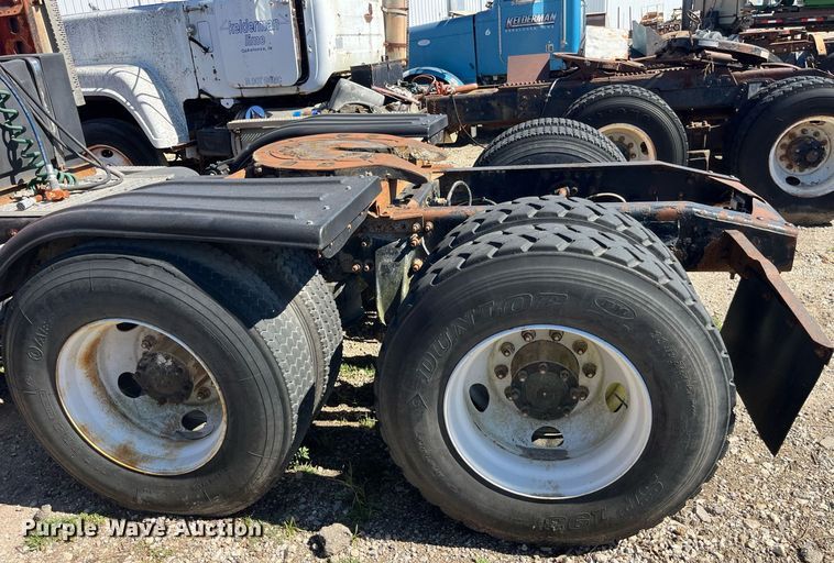 image for item LC9205 2005 Sterling AT9500 semi truck