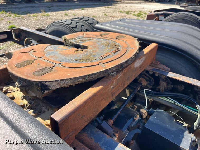 image for item LC9205 2005 Sterling AT9500 semi truck