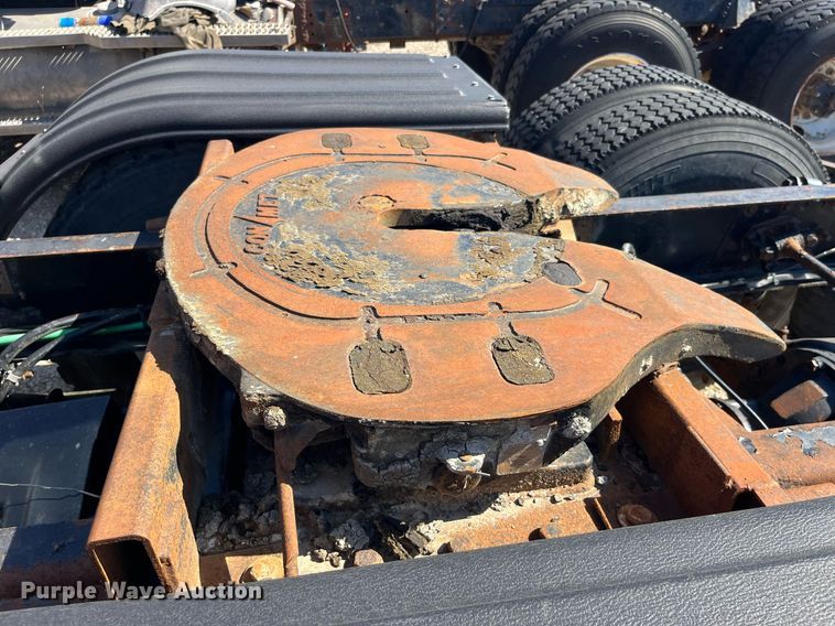 image for item LC9205 2005 Sterling AT9500 semi truck