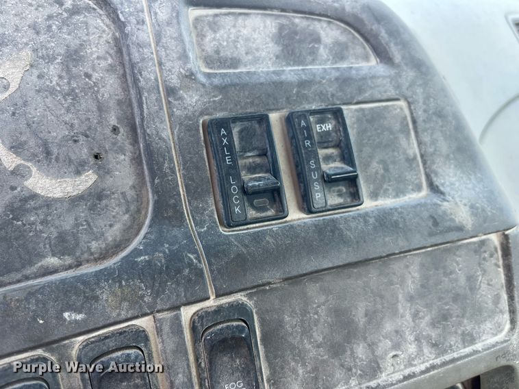 image for item LC9205 2005 Sterling AT9500 semi truck