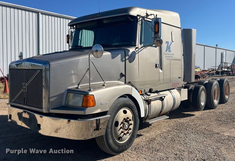 image for item LC9212 1997 Volvo WIA semi truck