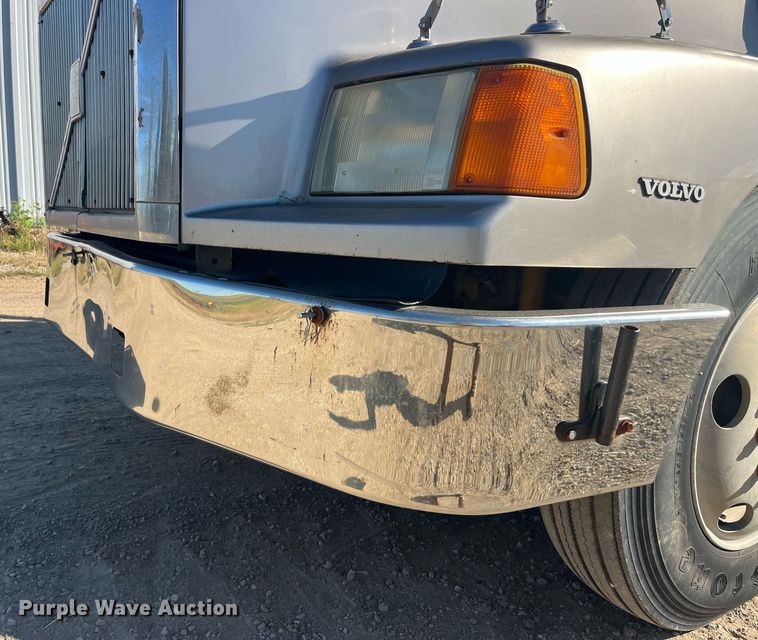 image for item LC9212 1997 Volvo WIA semi truck