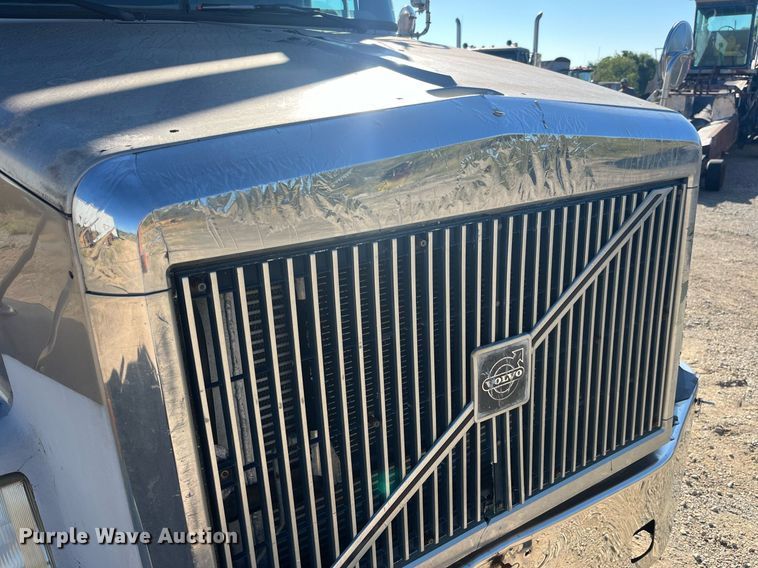 image for item LC9212 1997 Volvo WIA semi truck