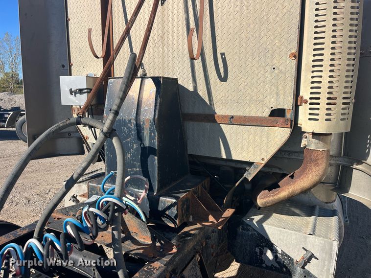 image for item LC9212 1997 Volvo WIA semi truck