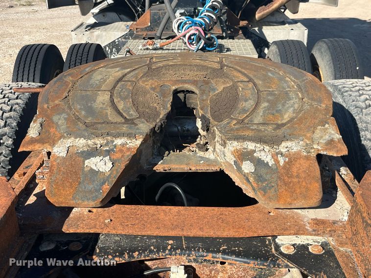 image for item LC9212 1997 Volvo WIA semi truck