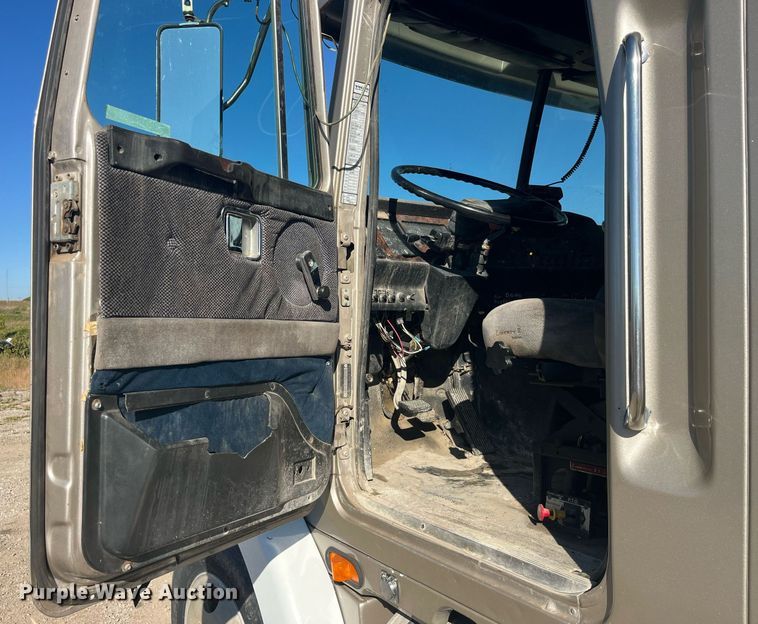 image for item LC9212 1997 Volvo WIA semi truck