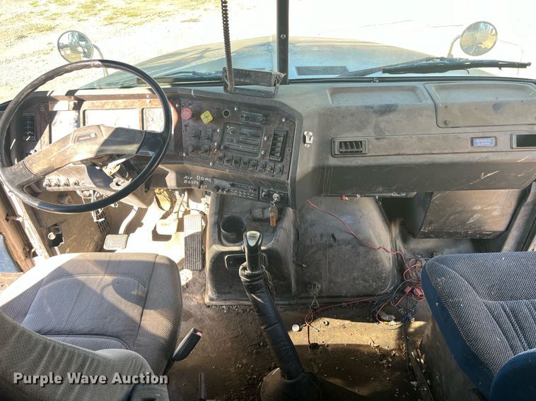 image for item LC9212 1997 Volvo WIA semi truck