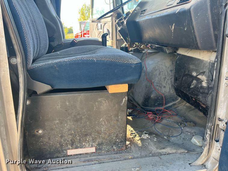 image for item LC9212 1997 Volvo WIA semi truck