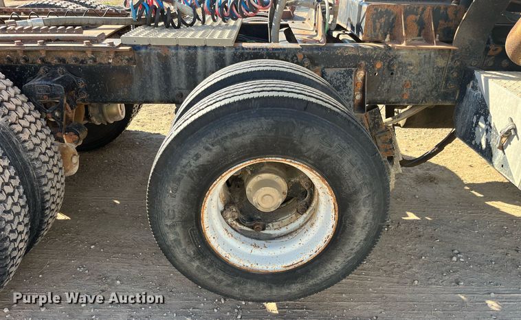 image for item LC9212 1997 Volvo WIA semi truck