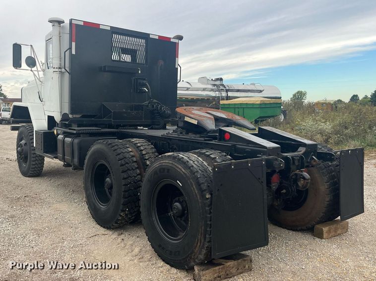 image for item LC9220 2002 American General MP3 semi truck