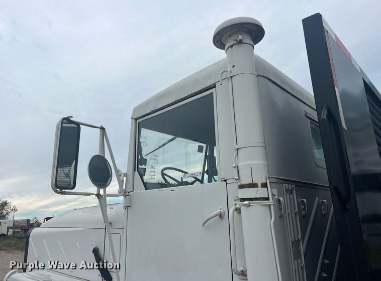 image for item LC9220 2002 American General MP3 semi truck