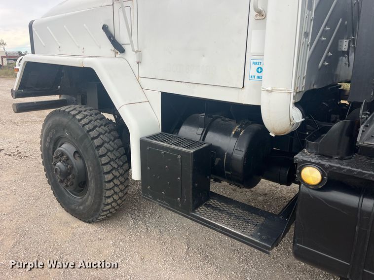 image for item LC9220 2002 American General MP3 semi truck