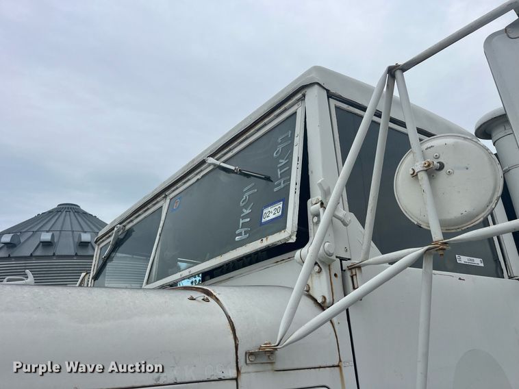 image for item LC9220 2002 American General MP3 semi truck