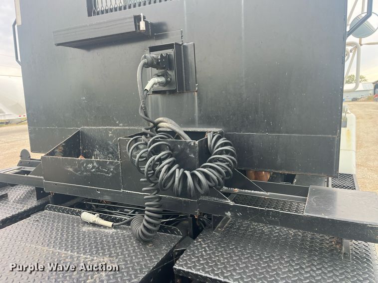 image for item LC9220 2002 American General MP3 semi truck