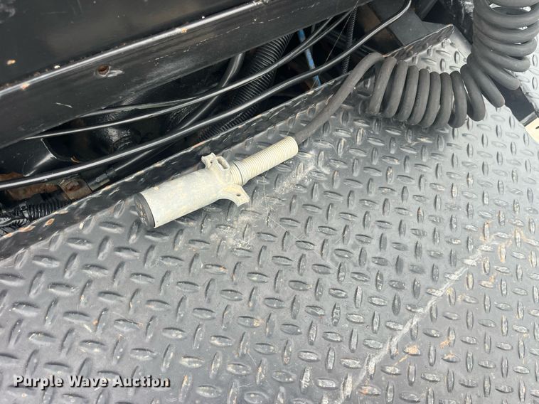 image for item LC9220 2002 American General MP3 semi truck