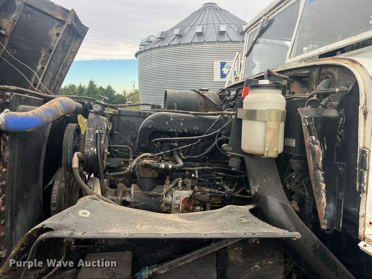 image for item LC9220 2002 American General MP3 semi truck