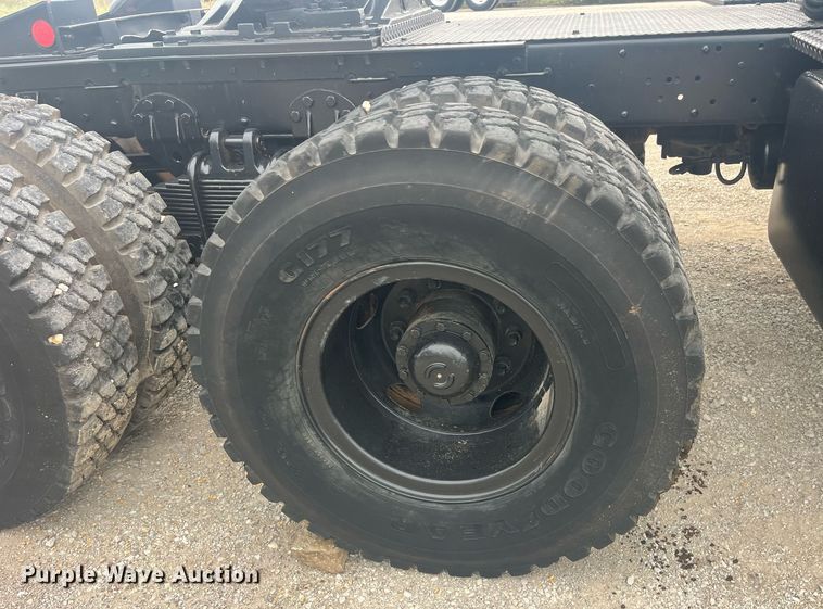 image for item LC9220 2002 American General MP3 semi truck