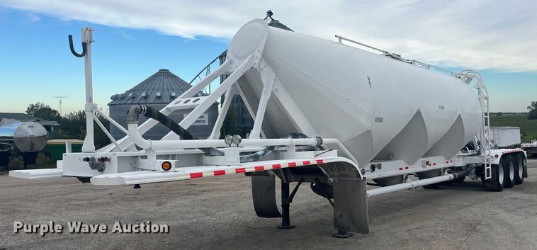 image for item LC9221 2011 LBT HAB-HA3-J2100X3 pneumatic dry bulk trailer