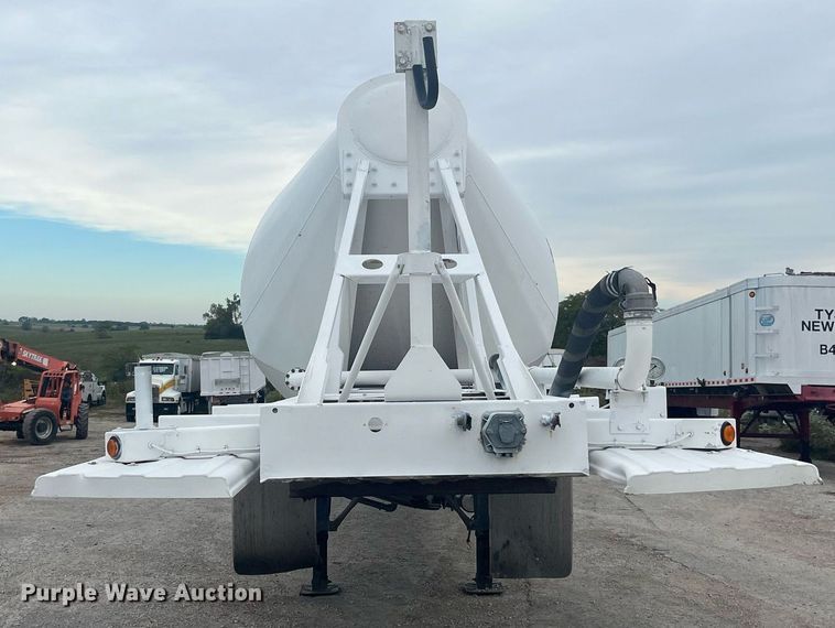 image for item LC9221 2011 LBT HAB-HA3-J2100X3 pneumatic dry bulk trailer